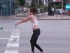 Шоу и танци на червен светофар (видео)