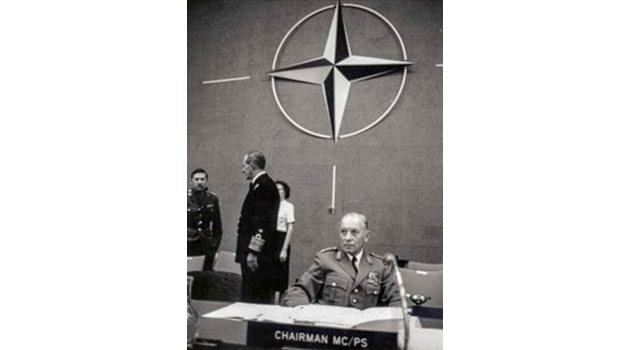 Адолф Хойзингер е в щаба на НАТО след войната.