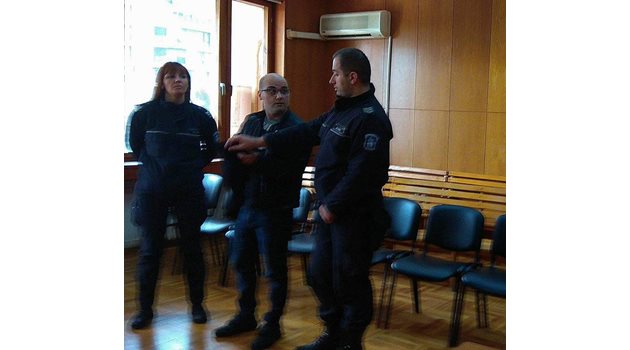 Въпреки че в кулоарите на съда Милен Стойчев упорито криеше лицето си от журналисти, единствено фоторепортерът на 24 часа успя да го снима в съдебната зала.Снимка:Елена Фотева