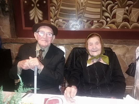 Баба Мария Мирчева и дядо Съби Гичев от севлиевското село Сенник бяха родени през декември 1919 година, миналия декември отпразнуваха заедно стогодишния си юбилей. 
