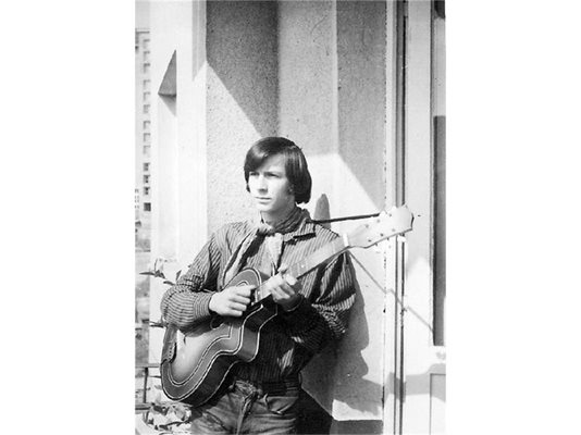 Валди с първата си акустична китара през 1969 г.