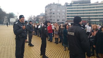 Лекари протестират пред парламента