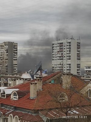 Гъстият черен дим се издига от района на Шекер махала в Пловдив. 