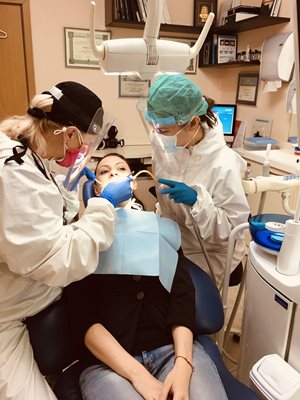 Зъболекари преглеждат пациент. 