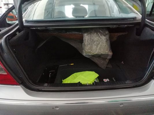 Наркотикът укритит в специално изграден тайник зад задната седалка на автомобила.