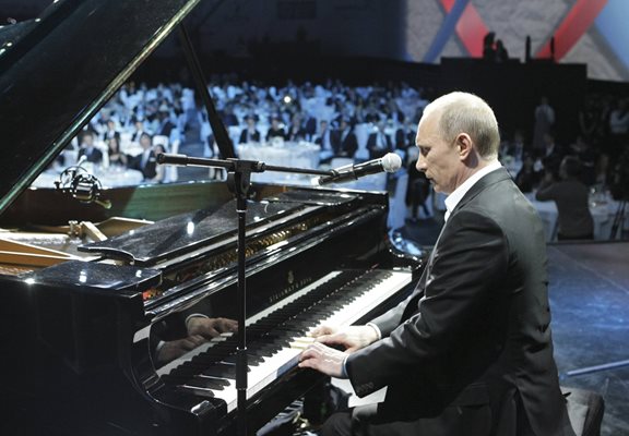 Путин свири на пиано на благотворителен концерт за деца, страдащи от очни заболявания и рак, в Санкт Петербург през 2010 г.
СНИМКИ: РОЙТЕРС
