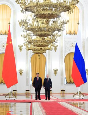 Путин чакаше китайския президент в Георгиевската зала, а Си Дзинпин стигна до там по червено килимче