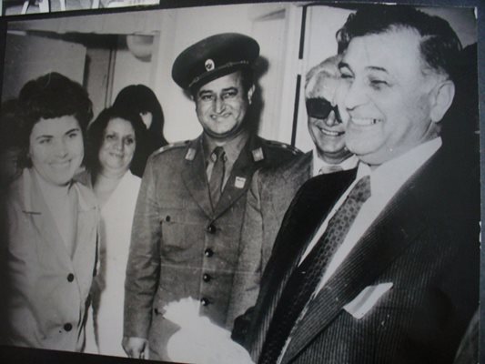 Папазян (вдясно) в Сливен при откриването на дарената от него детска градина на 10 ноември 1977 г.
