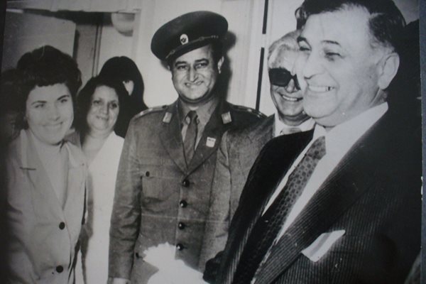 Папазян (вдясно) в Сливен при откриването на дарената от него детска градина на 10 ноември 1977 г.