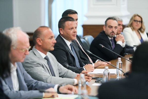 Вицепремиерът Христо Алексиев, който е председател на кризисния щаб, съобщава какво е свършено за две седмици.