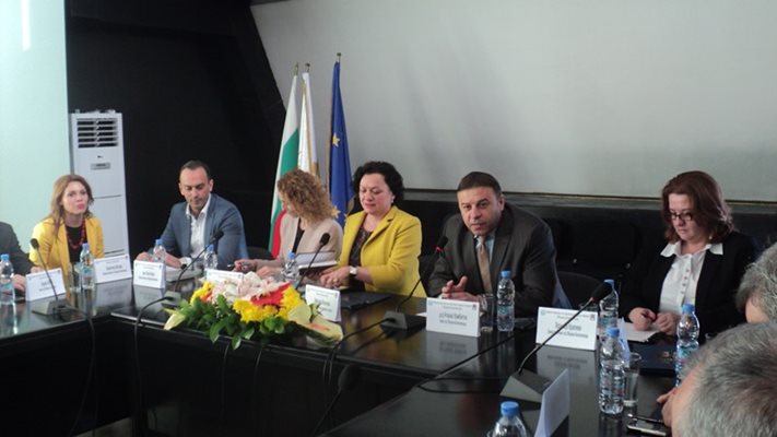 Министър Ивелина Василева на среща с кметове от Благоевградска област.