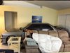 Mъж спаси колата си от урагана Матю, като я паркира в хола си (видео)