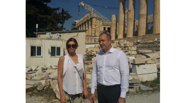 Президентът Румен Радев и съпругата му разглеждат Акропола.