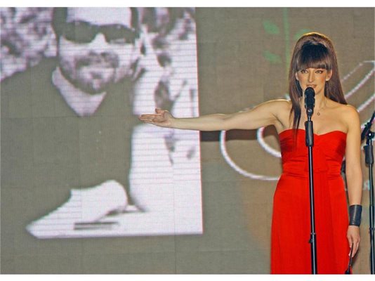 Деси Тенекеджиева пее на сцената.