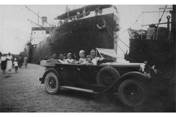 В Бургас през 1939 г. В кабриолета на задната седалка са майка му с баба Елена. Отпред се возят сестра й Жана със съпруга си - фабриканта Беров, и сина им Доди.