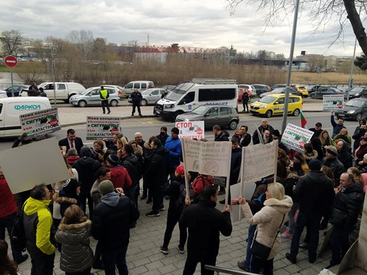 100-ина жители на Белащица протестират пред РИОСВ-Пловдив.