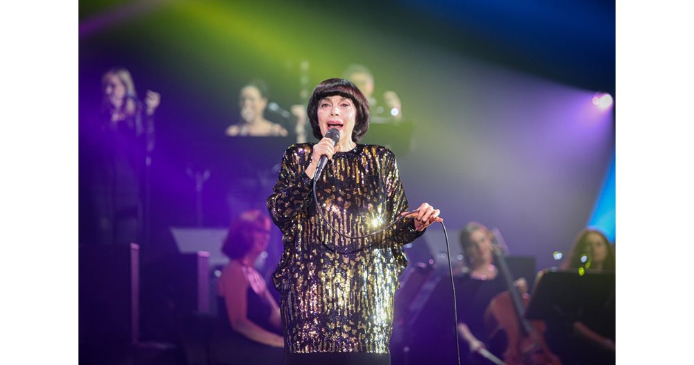 Eleonora Mitrofanova gave flowers to Mireille Mathieu, who did not understand the boos in the room