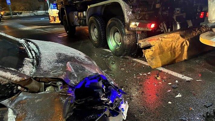 Кола се заби в снегорин в София, шофьорът оставил детето си и побягнал (Снимки, видео)