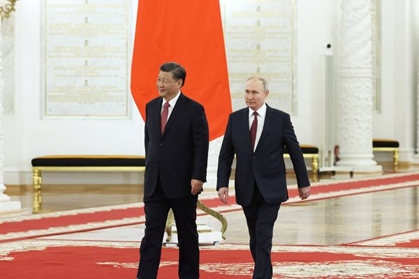 Двамата лидери бяха облечени с черни костюми и тъмночервени вратовръзки.