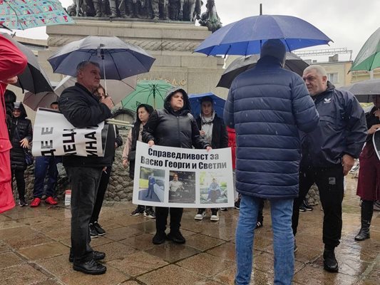 Близки на убити по пътищата се събраха на протест пред парламента