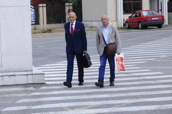 Адвокатът Людмил Рангелов (вляво) и Владимир Чавдаров. Снимка: "24 часа".