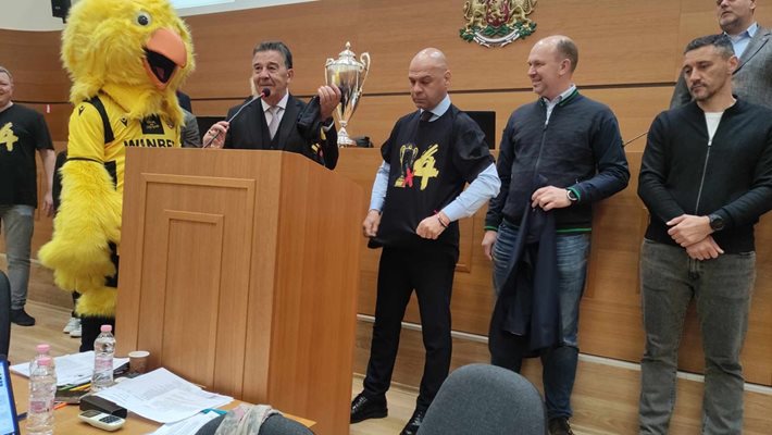 "Ботев" Пд занесе купата в Общинския съвет, кметът облече фланелка на клуба (Снимки)