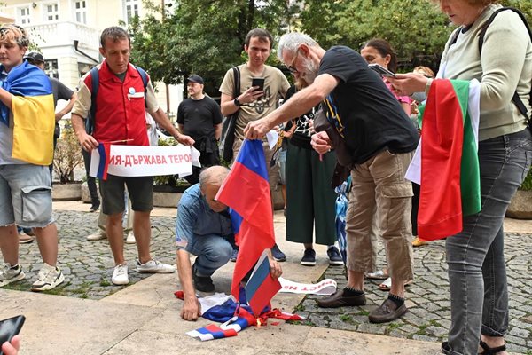 Mass burning of Russian flags in Sofia