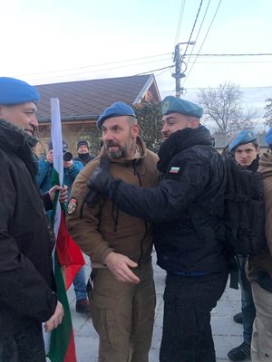Бивши и настоящи командоси се събират за протеста във Войводиново. СНИМКИ: Калина Паскалева
