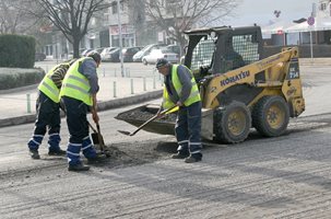 Кърпят аварийно дупки по "Рогошко шосе" и в пловдивския кв. "Кършияка"