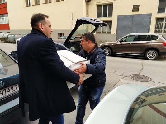 Кашони с документи изнесоха полицаи от сградата на Басейнова дирекция.