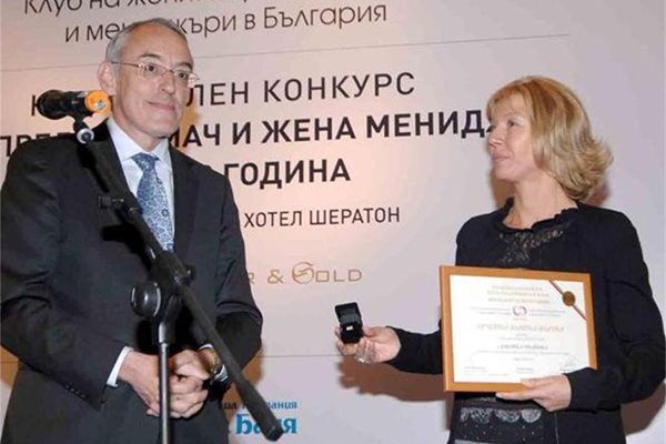 Огнян Донев, председател на КРИБ и един от собствениците на “24 часа” и “Труд”, връчва приза на Евелина Иванова за жена предприемач на 2010 г. 
СНИМКА: АНДРЕЙ БЕЛОКОНСКИ
