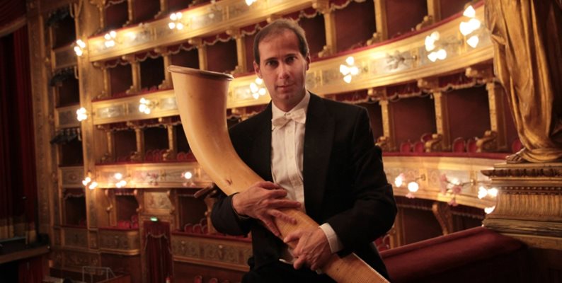 Карло Торлонтано с уникалния инструмент
