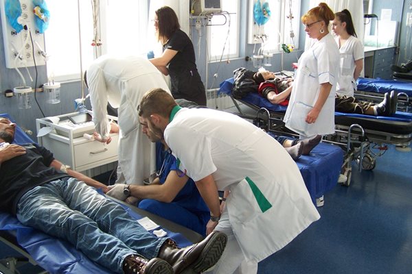 Лекари преглеждат пациент в столичната болница “Св. Анна”. СНИМКА: АНТОН ЛУКОВ