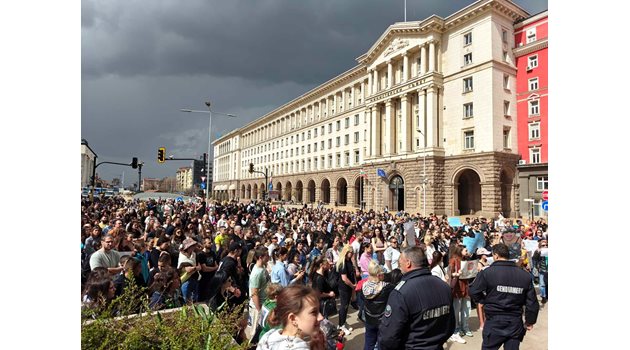 Протестиращите срещу бруталното насилие над животни бяха стотици, те направиха шествие от Съдебната палата до парламента в София