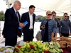 Наплив на фермерския пазар в Пловдив, купуват с торби екозеленчуци (Обзор)