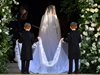 Дантели и бродерии украсиха ефирната сватбена рокля на Меган Маркъл (Снимки)