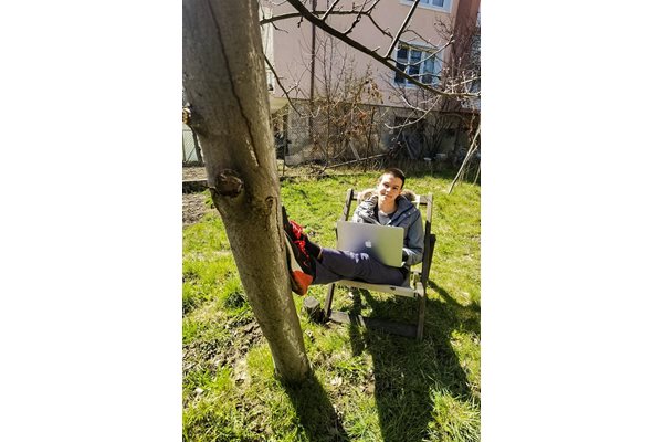 Радостин обича да програмира под ябълковото дърво в двора на къщата си в Барутин.
