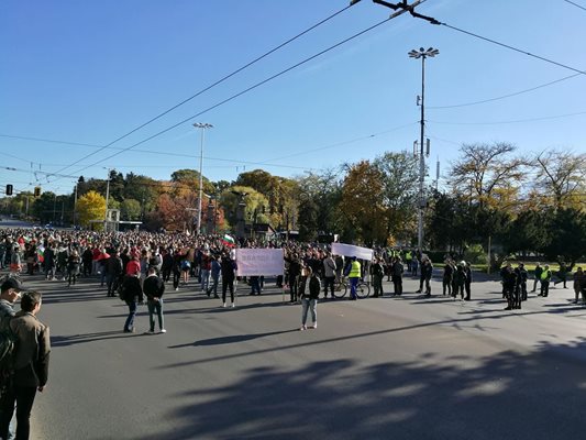 
В протеста в столицата участваха над 1000 човека, които блокираха за кратко възлови кръстовища.

СНИМКА: ВЕЛИСЛАВ НИКОЛОВ