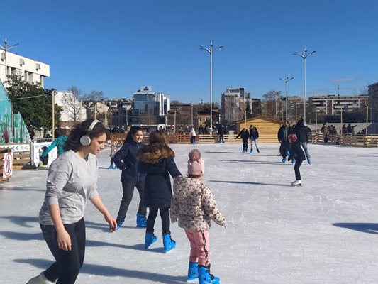 Пловдивската пързалка беше предпочетена днес и от националния женски отбор по хокей.