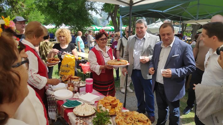 Агро министърът Иван Иванов посети кулинарните щандове