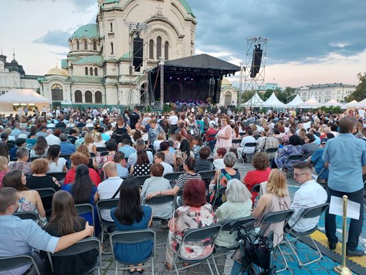 Концертът стартира в 20,30 часа на площада пред храм-паметника "Св. Александър Невски". Снимка ХРИСТО НИКОЛОВ