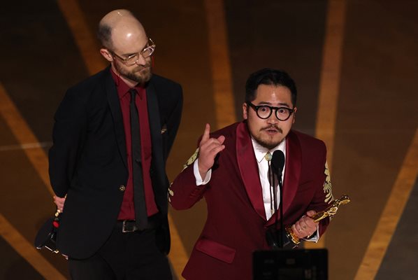 Даниел Куан и Даниел Шайнърт получиха отличието "най-добра режисура" за филма "Всичко навсякъде наведнъж"
СНИМКА: Ройтерс/Carlos Barria