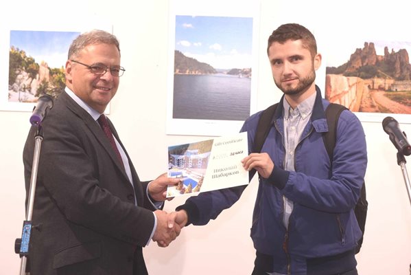 Министърът връчи една от големите награди - СПА уикенд в спа хотел във Велинград, осигурени от Kashmir Wellness & Spa Hotel и Arte Spa & Park Hotel на Николай Шабарков.