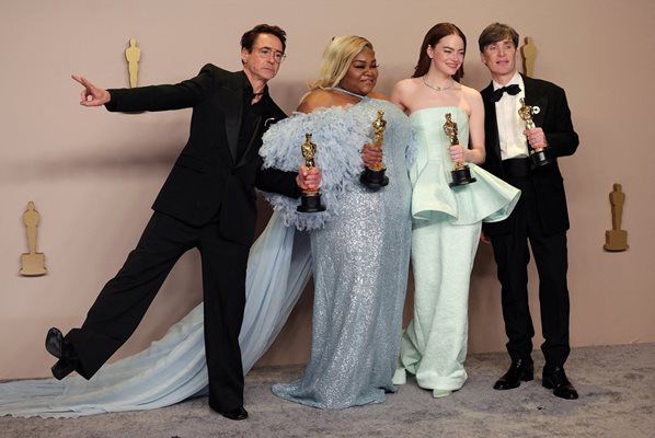 Носителите на "Оскар" Робърт Дауни-Джуниър, 
Дивайн Джой Рандолф, Ема Стоун и Килиън Мърфи (от ляво на дясно)