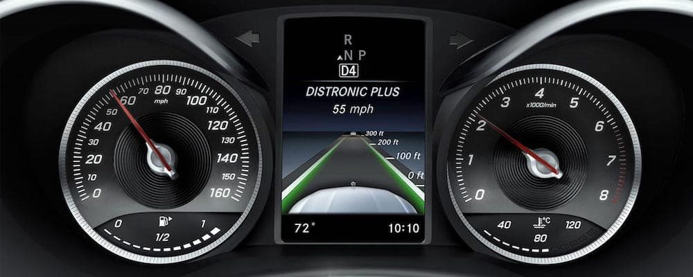 Distronic е първият адаптивен темпомат, въведен от Mercedes (S-класата) през 1999 г.