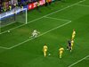 Фенове хвърлиха маратонки по време на третия гол на Нидерландия срещу Румъния