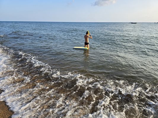 Край морето още е много приятно. Топло е, а дъждовните часове се редуват със слънце.

СНИМКА: ЛИЛЯНА КЛИСУРОВА