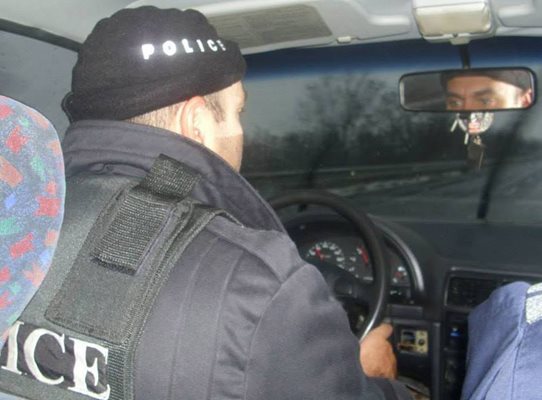 Българинът с полицейска си униформа в България.