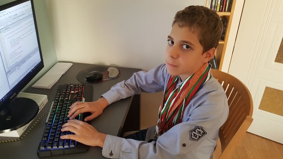ВИКТОР КОЖУХАРОВ, завоюва бронз от Първата европейска младежка олимпиада по информатика
