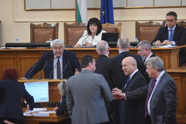 В изказване към опозицията Спас Гърневски повиши напрежението в пленарната зала и получи забележка и наказание за острия си език.